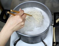 箸でほぐしながら麺が沈まない程度の火加減で、約3分間茹でて下さい。